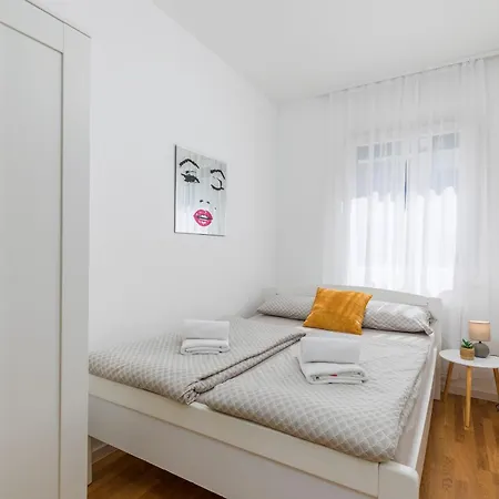 Ana-maria Apartman